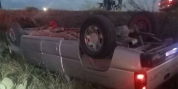 Chofer de camioneta resulta herido al volcar