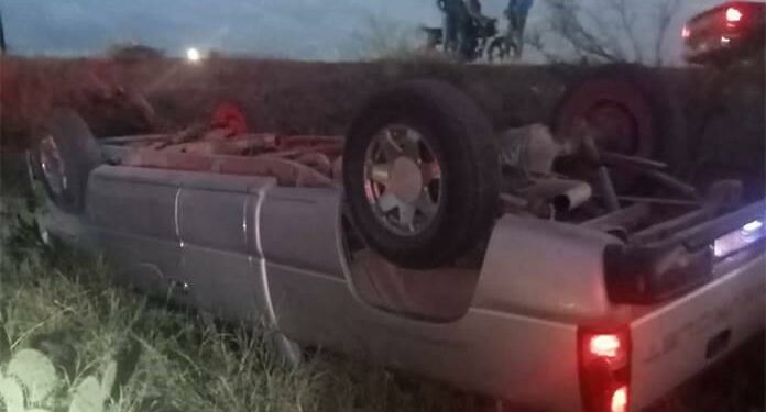 Chofer de camioneta resulta herido al volcar