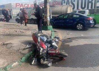 Dos motociclistas son trasladados tras choque en cruce de Acceso Norte