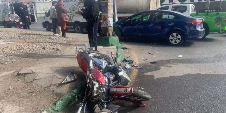 Dos motociclistas son trasladados tras choque en cruce de Acceso Norte