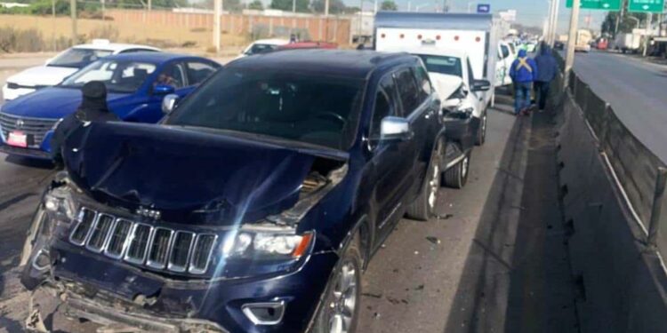 Accidente múltiple en Periférico Oriente provoca grandes daños materiales