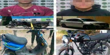 Detienen a dos personas con vehículo y moto robados
