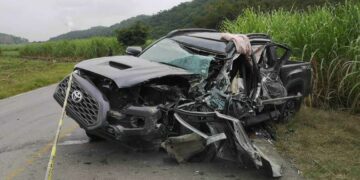 Conductor en estado grave tras choque-volcadura que deja saldo negativo