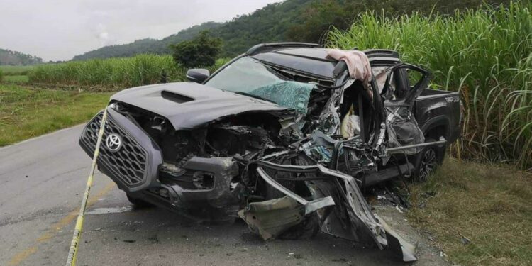 Conductor en estado grave tras choque-volcadura que deja saldo negativo