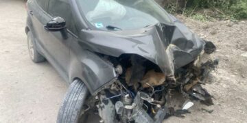 Choca camioneta contra muro; conductor sale ileso