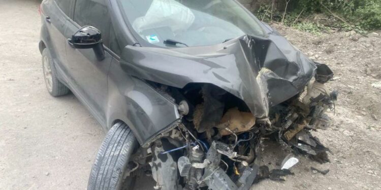 Choca camioneta contra muro; conductor sale ileso