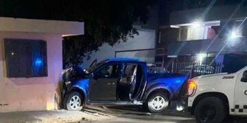 Camioneta choca contra una vivienda durante persecución