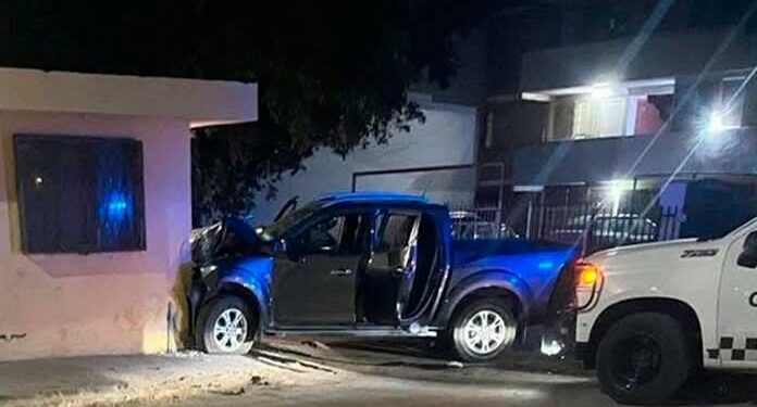Camioneta choca contra una vivienda durante persecución