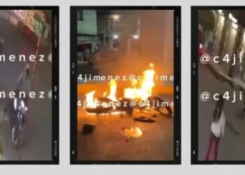 VIDEO | Sujetos intentan asaltar… y reciben ‘paliza’ y les queman la moto en Chalco