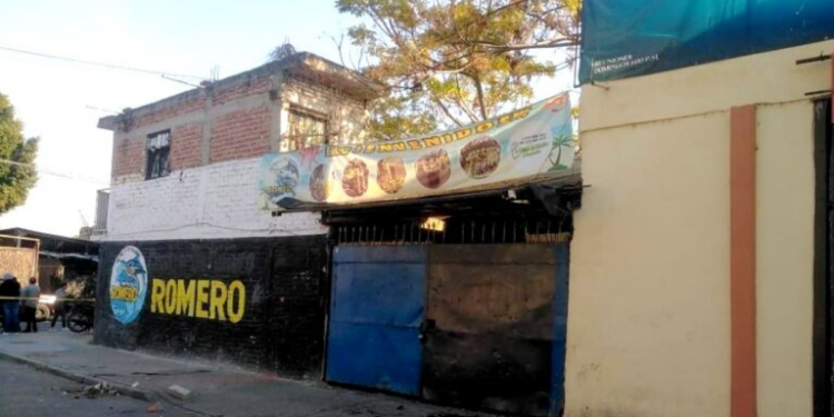 Dos personas fallecieron y otras ocho resultaron heridas en un ataque armado contra un restaurante en Guanajuato