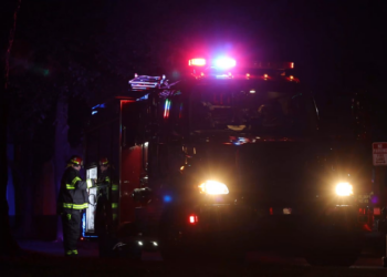 Incendio destruye doce vehículos en taller de hojalatería en Graciano Sánchez