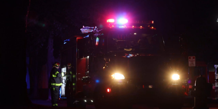 Incendio destruye doce vehículos en taller de hojalatería en Graciano Sánchez