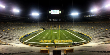 VIDEO: Bajas temperaturas congelan el agua en el estadio Lambeau Field 