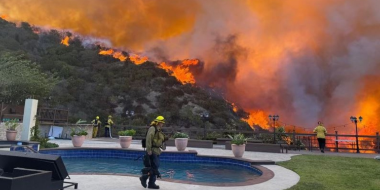 Incendios en Los Ángeles causan al menos dos muertes ante tormenta de vientos de 160 km/h