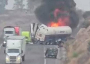 Choque entre tráilers en la carretera Silao a Villa de Reyes deja dos conductores muertos y pérdidas totales de las unidades