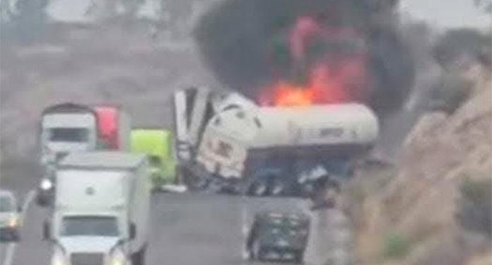 Choque entre tráilers en la carretera Silao a Villa de Reyes deja dos conductores muertos y pérdidas totales de las unidades