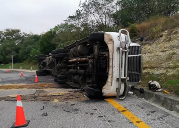 Tráiler cargado con envases de vidrio se vuelca cerca del ejido La Calera; no hay heridos