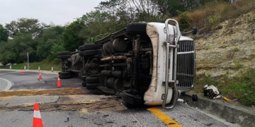 Tráiler cargado con envases de vidrio se vuelca cerca del ejido La Calera; no hay heridos