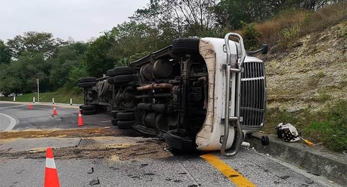 Tráiler cargado con envases de vidrio se vuelca cerca del ejido La Calera; no hay heridos