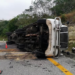Tráiler cargado con envases de vidrio se vuelca cerca del ejido La Calera; no hay heridos