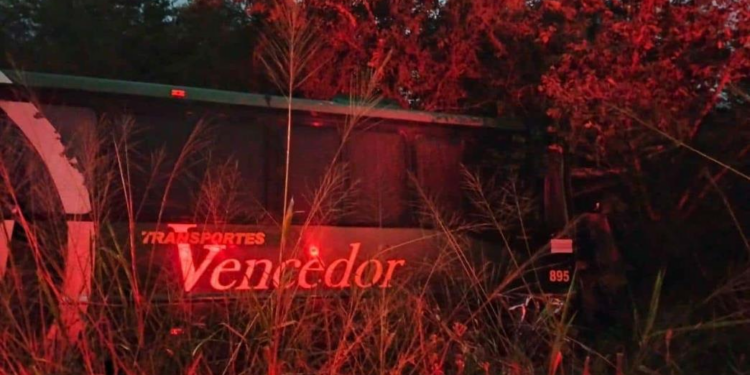 Choque entre autobús y tractor deja dos heridos en carretera Valles-Tampico