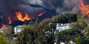 México enviará militares y combatientes de incendios a Los Ángeles