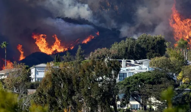 México enviará militares y combatientes de incendios a Los Ángeles