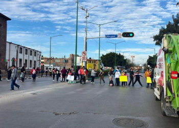 Padres de familia de la escuela primaria “Lic. Antonio Díaz Soto y Gama” bloquean la avenida Himno Nacional