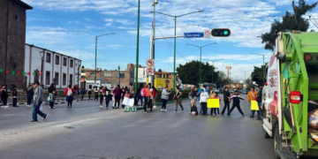 Padres de familia de la escuela primaria “Lic. Antonio Díaz Soto y Gama” bloquean la avenida Himno Nacional