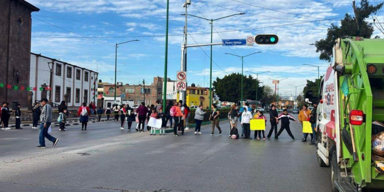 Padres de familia de la escuela primaria “Lic. Antonio Díaz Soto y Gama” bloquean la avenida Himno Nacional