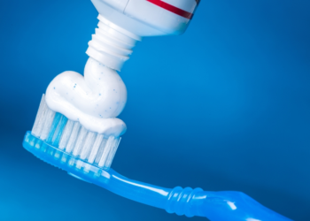 Crest y Colgate enfrentan nuevas demandas  debido a preocupaciones sobre el flúor en sus productos