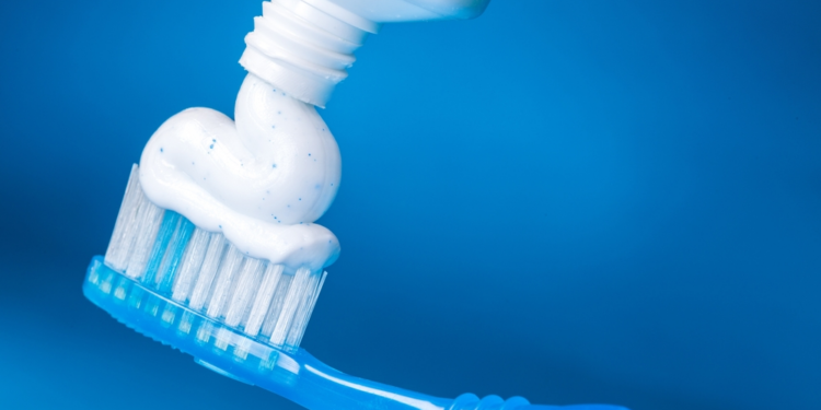 Crest y Colgate enfrentan nuevas demandas  debido a preocupaciones sobre el flúor en sus productos