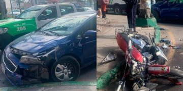 Dos jóvenes motociclistas heridos tras chocar contra un auto en Acceso Norte