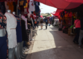 Dos hombres armados con machetes intentan asaltar a comerciantes en el tianguis de Las Vías