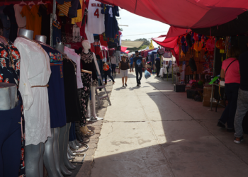 Dos hombres armados con machetes intentan asaltar a comerciantes en el tianguis de Las Vías