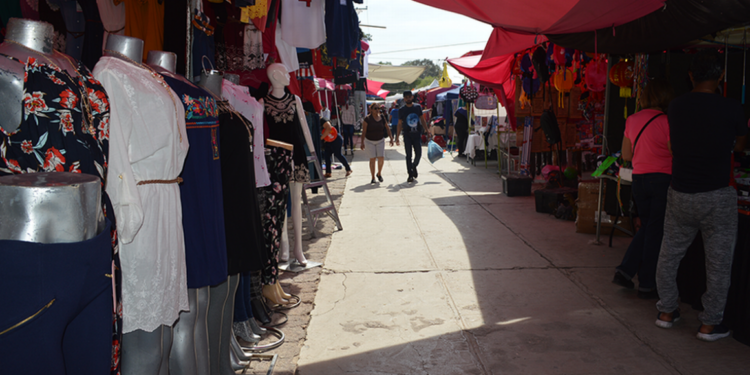 Dos hombres armados con machetes intentan asaltar a comerciantes en el tianguis de Las Vías