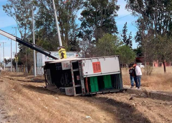 Tráiler vuelca en carretera ‘63, provoca incendio en pastizal pero no hay heridos