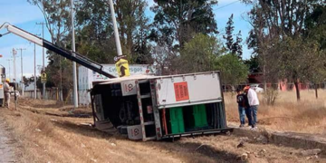 Tráiler vuelca en carretera ‘63, provoca incendio en pastizal pero no hay heridos