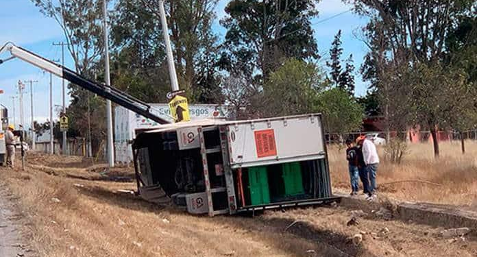Tráiler vuelca en carretera ‘63, provoca incendio en pastizal pero no hay heridos