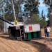 Tráiler vuelca en carretera ‘63, provoca incendio en pastizal pero no hay heridos