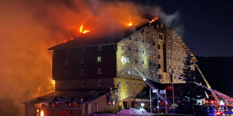 Incendio en hotel de esquí en Turquía deja al menos 69 muertos y numerosos heridos
