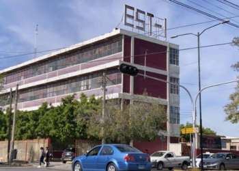 Padres de familia bloquean Avenida Mariano Jiménez por segundo día para protestar contra el desalojo de la ETI y la Tipo