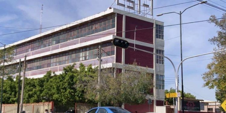 Padres de familia bloquean Avenida Mariano Jiménez por segundo día para protestar contra el desalojo de la ETI y la Tipo