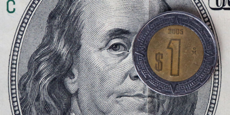 El peso mexicano se fortalece ante la caída del dólar