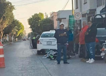 Motociclista sufre lesiones graves tras colisión con taxi y auto estacionado en Soledad de Graciano Sánchez