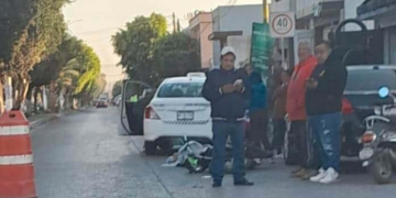 Motociclista sufre lesiones graves tras colisión con taxi y auto estacionado en Soledad de Graciano Sánchez