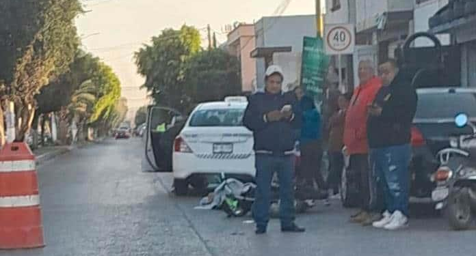Motociclista sufre lesiones graves tras colisión con taxi y auto estacionado en Soledad de Graciano Sánchez