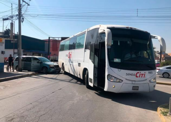 Accidente de autobús en la Col. General I. Martínez deja solo daños materiales por inexperiencia de conductores
