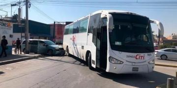 Accidente de autobús en la Col. General I. Martínez deja solo daños materiales por inexperiencia de conductores