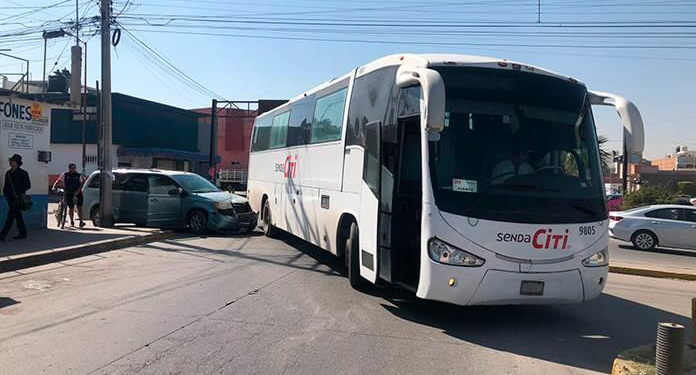 Accidente de autobús en la Col. General I. Martínez deja solo daños materiales por inexperiencia de conductores
